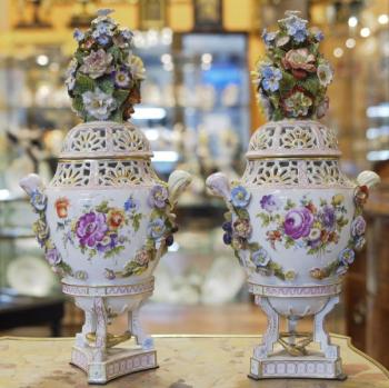 Párové porcelánové vázy na potpourri