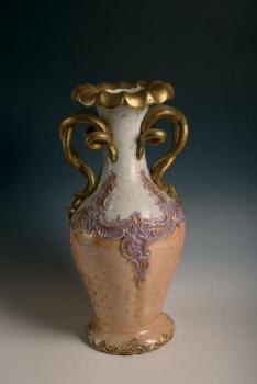 Porcelánová váza s uchy ve tvaru hadů Porcelánová váza s uchy ve tvaru hadů