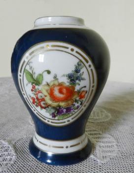 Porcelánová váza malovaný motiv květin Porcelánová váza malovaný motiv květin